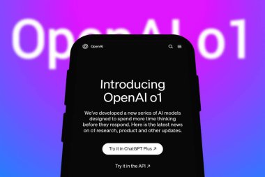 Chittagong, Bangladeş - 27 Eylül 2024: ChatGPT, OpenAi o1 büyük dil modeli Logo, OpenAl o1 tanıtımı ile akıllı telefonda sergilenmektedir..