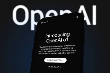 Chittagong, Bangladeş - 27 Eylül 2024: ChatGPT, OpenAi o1 büyük dil modeli Logo, OpenAl o1 tanıtımı ile akıllı telefonda sergilenmektedir..