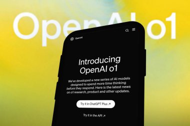 Chittagong, Bangladeş - 27 Eylül 2024: ChatGPT, OpenAi o1 büyük dil modeli Logo, OpenAl o1 tanıtımı ile akıllı telefonda sergilenmektedir..