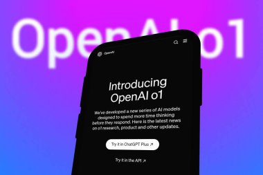 Chittagong, Bangladeş - 27 Eylül 2024: ChatGPT, OpenAi o1 büyük dil modeli Logo, OpenAl o1 tanıtımı ile akıllı telefonda sergilenmektedir..