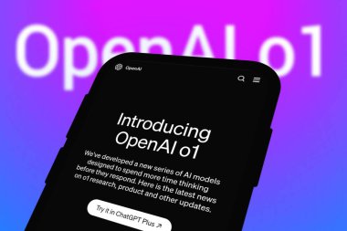 Chittagong, Bangladeş - 27 Eylül 2024: ChatGPT, OpenAi o1 büyük dil modeli Logo, OpenAl o1 tanıtımı ile akıllı telefonda sergilenmektedir..