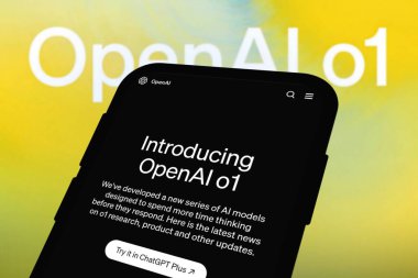 Chittagong, Bangladeş - 27 Eylül 2024: ChatGPT, OpenAi o1 büyük dil modeli Logo, OpenAl o1 tanıtımı ile akıllı telefonda sergilenmektedir..
