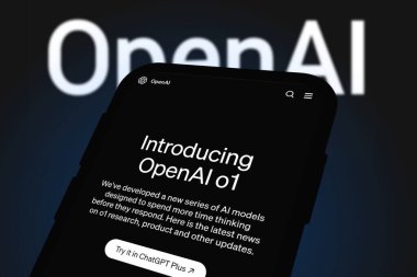 Chittagong, Bangladeş - 27 Eylül 2024: ChatGPT, OpenAi o1 büyük dil modeli Logo, OpenAl o1 tanıtımı ile akıllı telefonda sergilenmektedir..