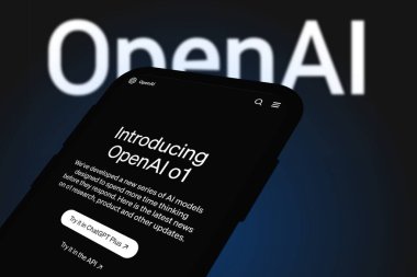 Chittagong, Bangladeş - 27 Eylül 2024: ChatGPT, OpenAi o1 büyük dil modeli Logo, OpenAl o1 tanıtımı ile akıllı telefonda sergilenmektedir..