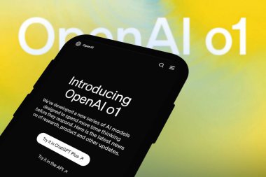 Chittagong, Bangladeş - 27 Eylül 2024: ChatGPT, OpenAi o1 büyük dil modeli Logo, OpenAl o1 tanıtımı ile akıllı telefonda sergilenmektedir..
