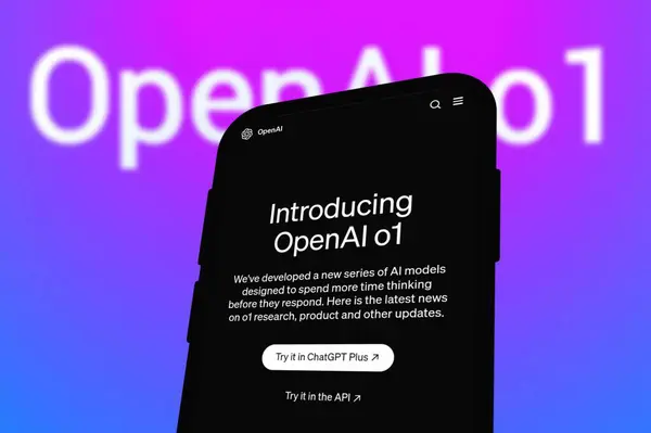 Chittagong, Bangladeş - 27 Eylül 2024: ChatGPT, OpenAi o1 büyük dil modeli Logo, OpenAl o1 tanıtımı ile akıllı telefonda sergilenmektedir..