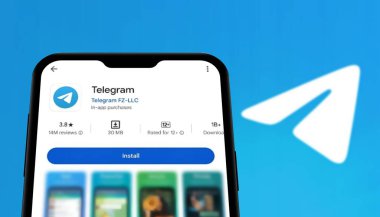 Chittagong, Bangladeş - 28 Eylül 2024: Android akıllı telefonlar için telgraf uygulaması kurulumu, Google Play Store 'da Telegram uygulaması görüldü.