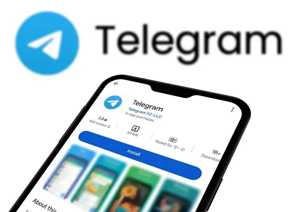 Chittagong, Bangladeş - 28 Eylül 2024: Android akıllı telefonlar için telgraf uygulaması kurulumu, Google Play Store 'da Telegram uygulaması görüldü.