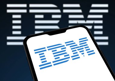 Chittagong, Bangladeş - 28 Eylül 2024: IBM Logosu akıllı telefondan gösteriliyor.