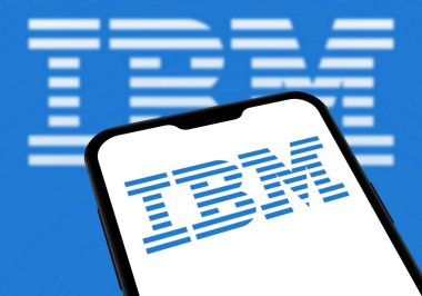 Chittagong, Bangladeş - 28 Eylül 2024: IBM Logosu akıllı telefondan gösteriliyor.
