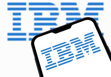 Chittagong, Bangladeş - 28 Eylül 2024: IBM Logosu akıllı telefondan gösteriliyor.