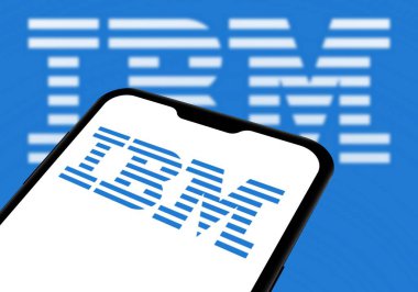 Chittagong, Bangladeş - 28 Eylül 2024: IBM Logosu akıllı telefondan gösteriliyor.