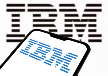 Chittagong, Bangladeş - 28 Eylül 2024: IBM Logosu akıllı telefondan gösteriliyor.