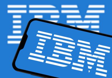 Chittagong, Bangladeş - 28 Eylül 2024: IBM Logosu akıllı telefondan gösteriliyor.