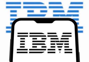 Chittagong, Bangladeş - 28 Eylül 2024: IBM Logosu akıllı telefondan gösteriliyor.