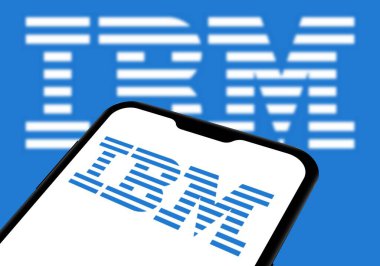 Chittagong, Bangladeş - 28 Eylül 2024: IBM Logosu akıllı telefondan gösteriliyor.