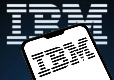 Chittagong, Bangladeş - 28 Eylül 2024: IBM Logosu akıllı telefondan gösteriliyor.
