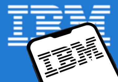 Chittagong, Bangladeş - 28 Eylül 2024: IBM Logosu akıllı telefondan gösteriliyor.
