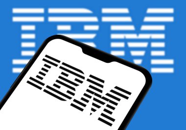 Chittagong, Bangladeş - 28 Eylül 2024: IBM Logosu akıllı telefonda sergilenmektedir. IBM şirket markası logosu telefonda görüntülendi.