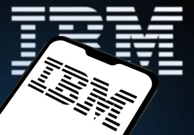 Chittagong, Bangladeş - 28 Eylül 2024: IBM Logosu akıllı telefonda sergilenmektedir. IBM şirket markası logosu telefonda görüntülendi.