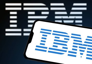 Chittagong, Bangladeş - 28 Eylül 2024: IBM Logosu akıllı telefonda sergilenmektedir. IBM şirket markası logosu telefonda görüntülendi.