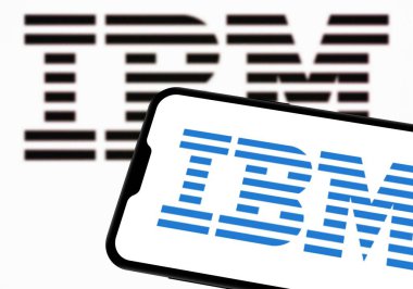 Chittagong, Bangladeş - 28 Eylül 2024: IBM Logosu akıllı telefonda sergilenmektedir. IBM şirket markası logosu telefonda görüntülendi.