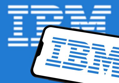 Chittagong, Bangladeş - 28 Eylül 2024: IBM Logosu akıllı telefonda sergilenmektedir. IBM şirket markası logosu telefonda görüntülendi.
