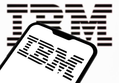 Chittagong, Bangladeş - 28 Eylül 2024: IBM Logosu akıllı telefonda sergilenmektedir. IBM şirket markası logosu telefonda görüntülendi.