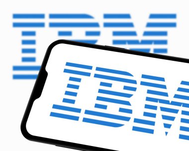 Chittagong, Bangladeş - 28 Eylül 2024: IBM Logosu akıllı telefonda sergilenmektedir. IBM şirket markası logosu telefonda görüntülendi.