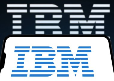 Chittagong, Bangladeş - 28 Eylül 2024: IBM Logosu akıllı telefonda sergilenmektedir. IBM şirket markası logosu telefonda görüntülendi.