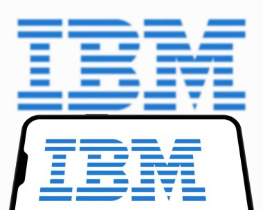 Chittagong, Bangladeş - 28 Eylül 2024: IBM Logosu akıllı telefonda sergilenmektedir. IBM şirket markası logosu telefonda görüntülendi.