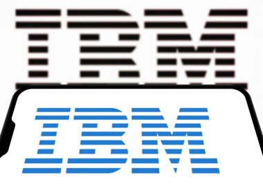 Chittagong, Bangladeş - 28 Eylül 2024: IBM Logosu akıllı telefonda sergilenmektedir. IBM şirket markası logosu telefonda görüntülendi.