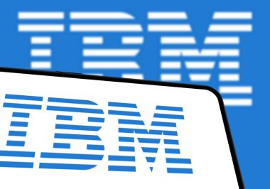 Chittagong, Bangladeş - 28 Eylül 2024: IBM Logosu akıllı telefonda sergilenmektedir. IBM şirket markası logosu telefonda görüntülendi.