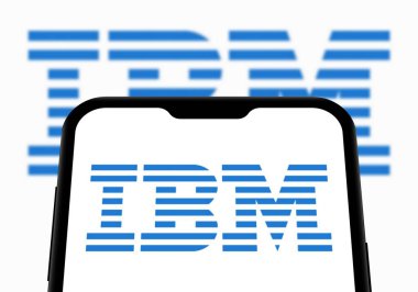 Chittagong, Bangladeş - 28 Eylül 2024: IBM Logosu akıllı telefonda sergilenmektedir. IBM şirket markası logosu telefonda görüntülendi.