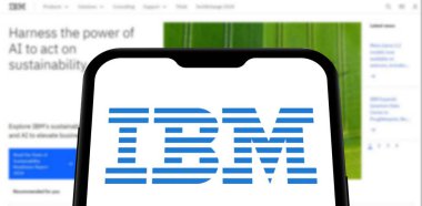 Chittagong, Bangladeş - 28 Eylül 2024: IBM Logosu akıllı telefonda sergilenmektedir. IBM şirket markası logosu telefonda görüntülendi.