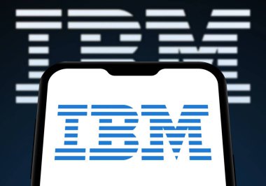 Chittagong, Bangladeş - 28 Eylül 2024: IBM Logosu akıllı telefonda sergilenmektedir. IBM şirket markası logosu telefonda görüntülendi.