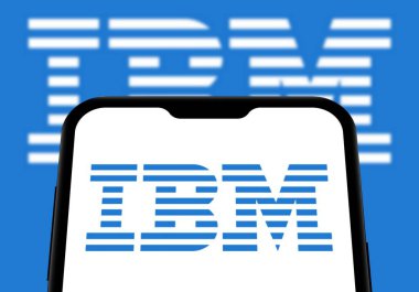 Chittagong, Bangladeş - 28 Eylül 2024: IBM Logosu akıllı telefonda sergilenmektedir. IBM şirket markası logosu telefonda görüntülendi.