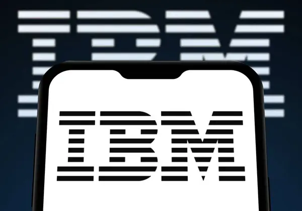 Chittagong, Bangladeş - 28 Eylül 2024: IBM Logosu akıllı telefondan gösteriliyor.