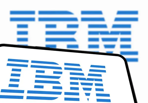 Chittagong, Bangladeş - 28 Eylül 2024: IBM Logosu akıllı telefonda sergilenmektedir. IBM şirket markası logosu telefonda görüntülendi.