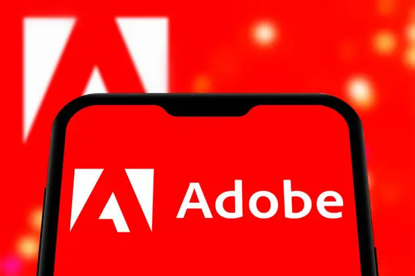 Chittagong, Bangladeş - 28 Eylül 2024: Microsoft Copilot Logo akıllı telefonda sergilenmektedir. Adobe Şirketi marka logosu