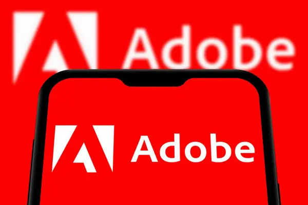 Chittagong, Bangladeş - 28 Eylül 2024: Microsoft Copilot Logo akıllı telefonda sergilenmektedir. Adobe Şirketi marka logosu