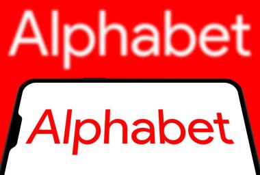 Chittagong, Bangladeş - 29 Eylül 2024: Alphabet Inc Logo akıllı telefonda sergilenmektedir. Alphabet Inc, Google 'ın ana şirketi.