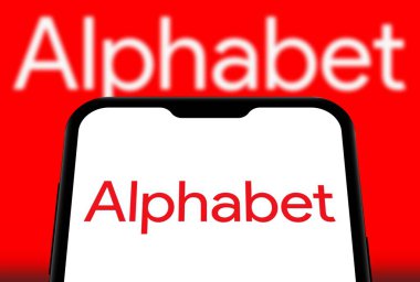 Chittagong, Bangladeş - 29 Eylül 2024: Alphabet Inc Logo akıllı telefonda sergilenmektedir. Alphabet Inc, Google 'ın ana şirketi.