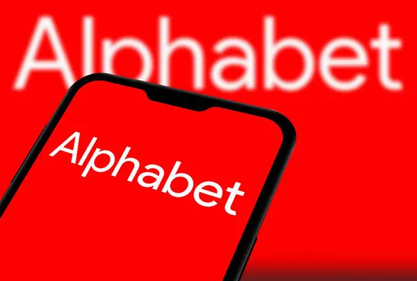 Chittagong, Bangladeş - 29 Eylül 2024: Alphabet Inc Logo akıllı telefonda sergilenmektedir. Alphabet Inc, Google 'ın ana şirketi.