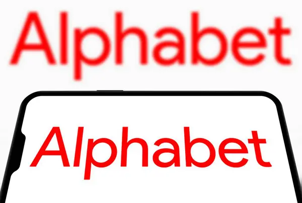 Chittagong, Bangladeş - 29 Eylül 2024: Alphabet Inc Logo akıllı telefonda sergilenmektedir. Alphabet Inc, Google 'ın ana şirketi.