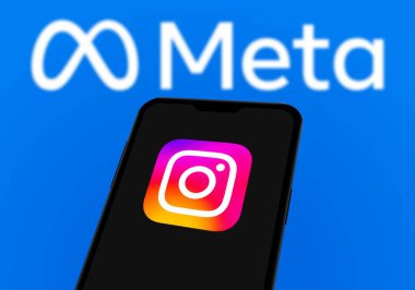 Chittagong, Bangladeş - 04 Eylül 2024: Meta. Instagram büyük dil modeli logosu akıllı telefonda görüntülenir.