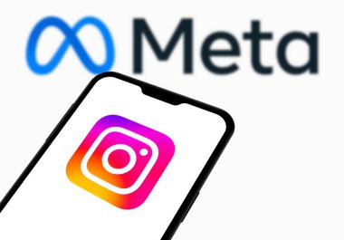 Chittagong, Bangladeş - 04 Eylül 2024: Meta. Instagram büyük dil modeli logosu akıllı telefonda görüntülenir.