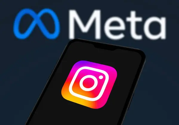 Chittagong, Bangladeş - 04 Eylül 2024: Meta. Instagram büyük dil modeli logosu akıllı telefonda görüntülenir.