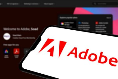 Adams, New York, Birleşik Devletler - 30 Eylül 2024: Bu fotoğraf illüstrasyonu, Adobe logosu akıllı telefonda sergilenmektedir. Adobe Şirketi.