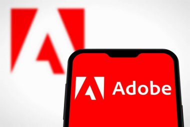 Adams, New York, Birleşik Devletler - 30 Eylül 2024: Bu fotoğraf illüstrasyonu, Adobe logosu akıllı telefonda sergilenmektedir. Adobe Şirketi.